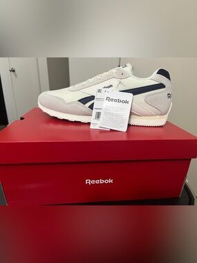 Reebok Classic Sneaker in White and Navy